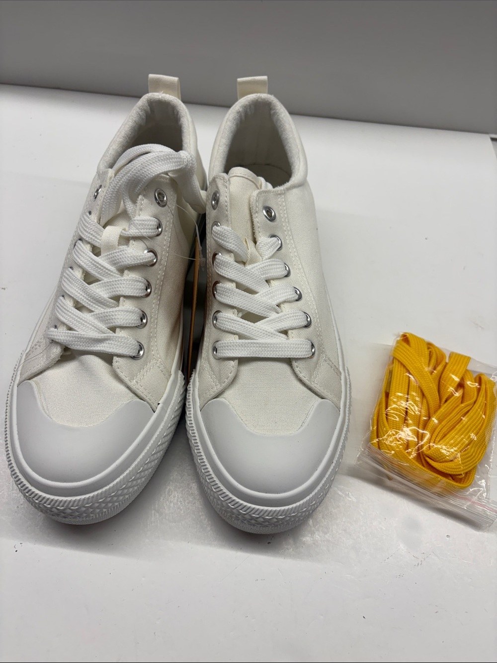 NEW Womenās White Canvas Low-Top Sneakers Size 8